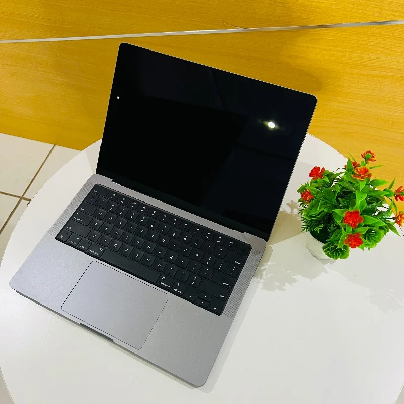 MacBook Pro 14 pouces (2021) – Apple M1 Pro | 32 Go RAM | SSD 512 Go 6
