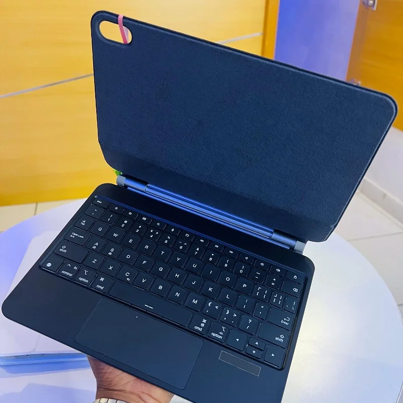 Étui Clavier Magnétique Rétroéclairé pour iPad 10e Génération (10,9”) 2
